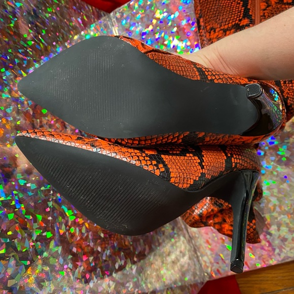 🧡🐍Orange snakeskin knee high boots🐍🧡 - Picture 6 of 10